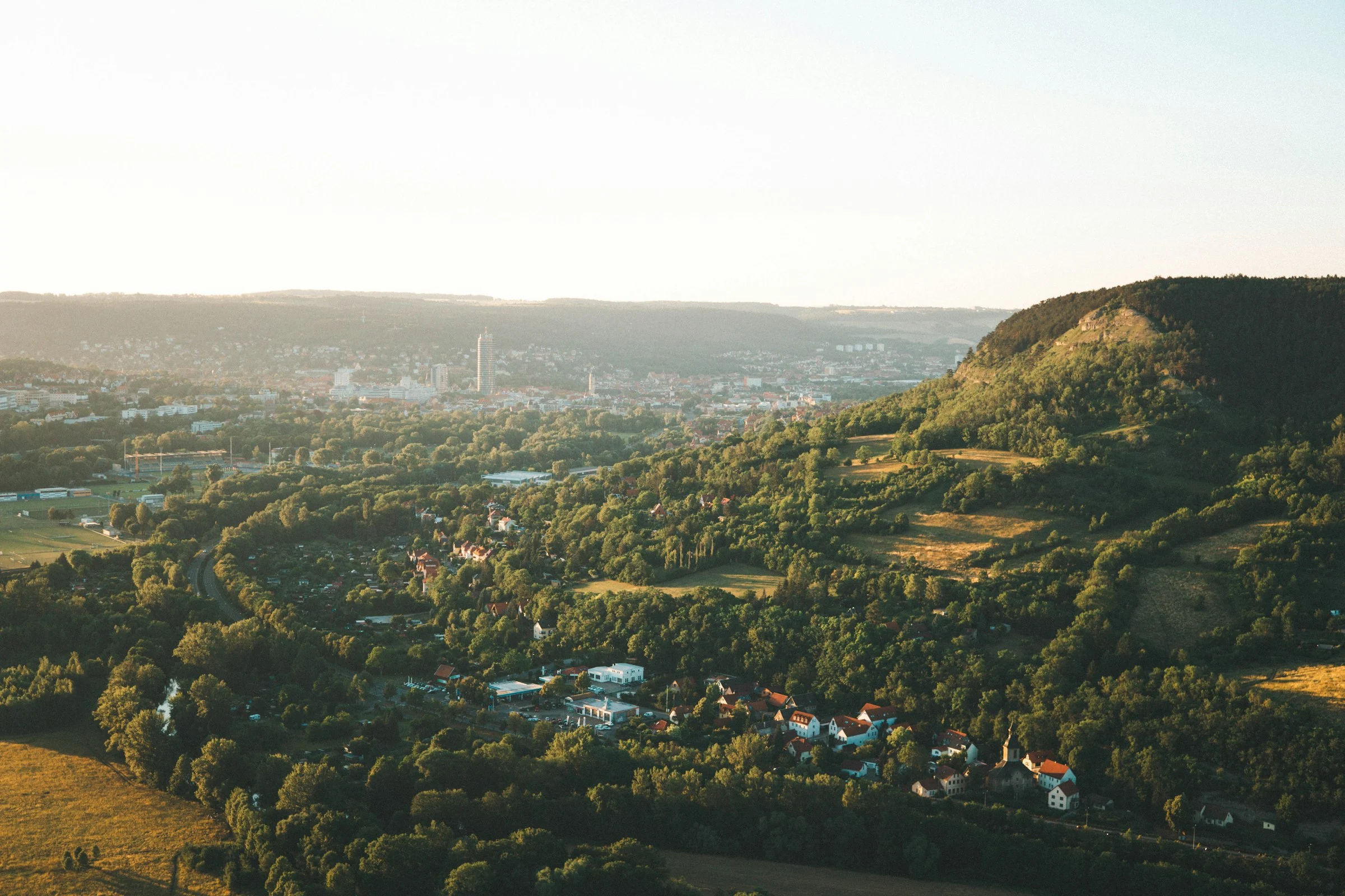 Blick über Jena mit dem Jentower, im Vordergrund das Saaletal mit Wald und Wiesen